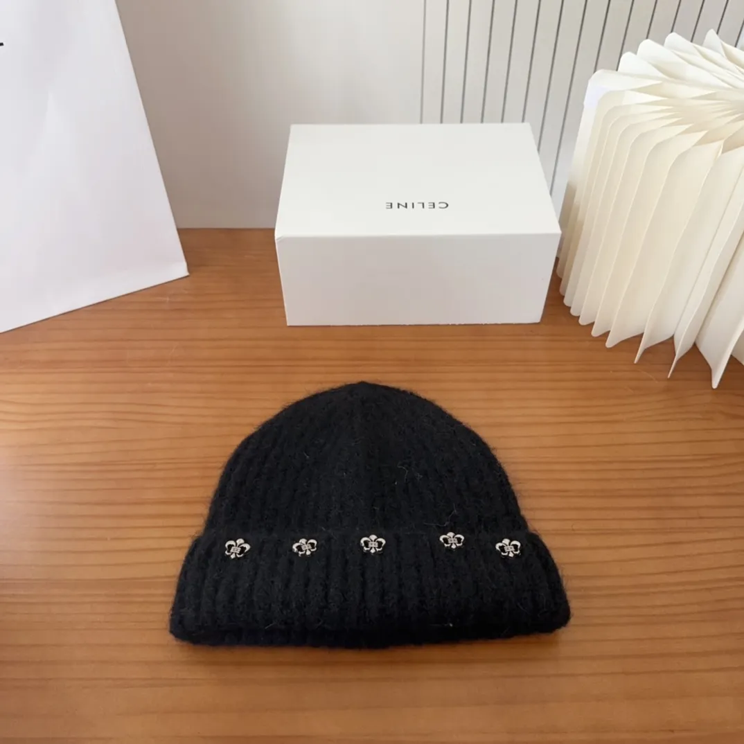 💰56 Crow Heart Autumn and Winter Wool Knitted Beanie This must be a favorite of minimalism. It is clean, neat, fashionable and versatile, and will definitely not be picky about your face shape! A fashionable classic that lasts forever! Fashionable black and white can be purchased together!